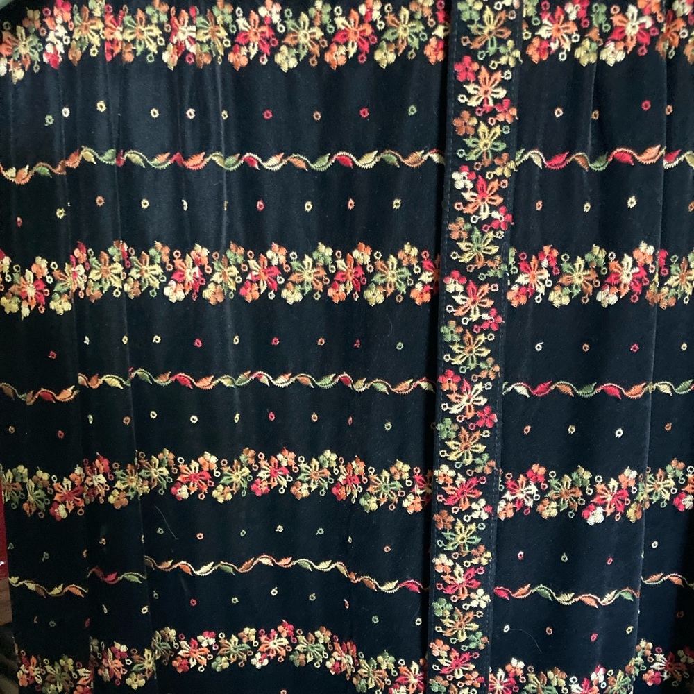 Malbe Vintage Black Velvet Embroidered Floral motif Maxi Skirt w/Belt sz 15/16